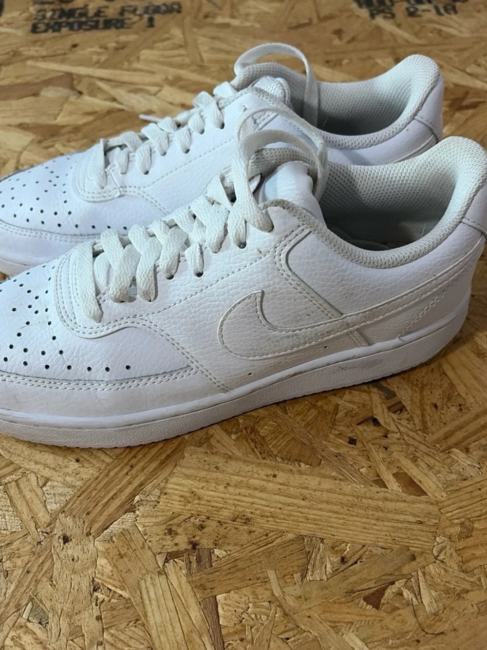 Nike women’s White Low-Top Sneakers